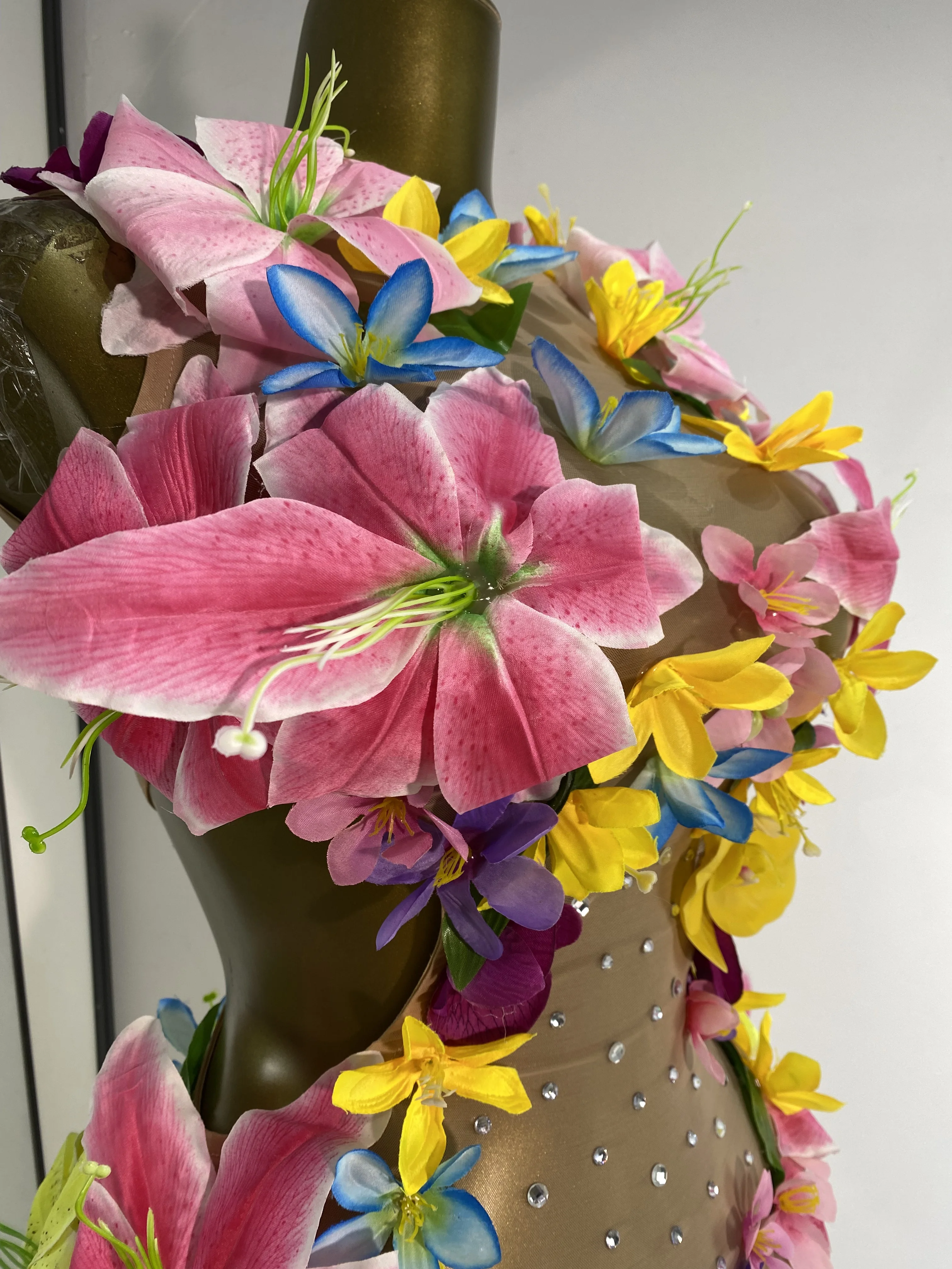 ชุดเดรสสั้นรัดรูปสำหรับถ่ายภาพผู้หญิง ประดับดอกไม้ คริสตัล ผ้าตาข่ายโปร่งแสง ตัดเว้าช่วงเอว เหมาะสำหรับงานวันเกิด งานเลี้ยง