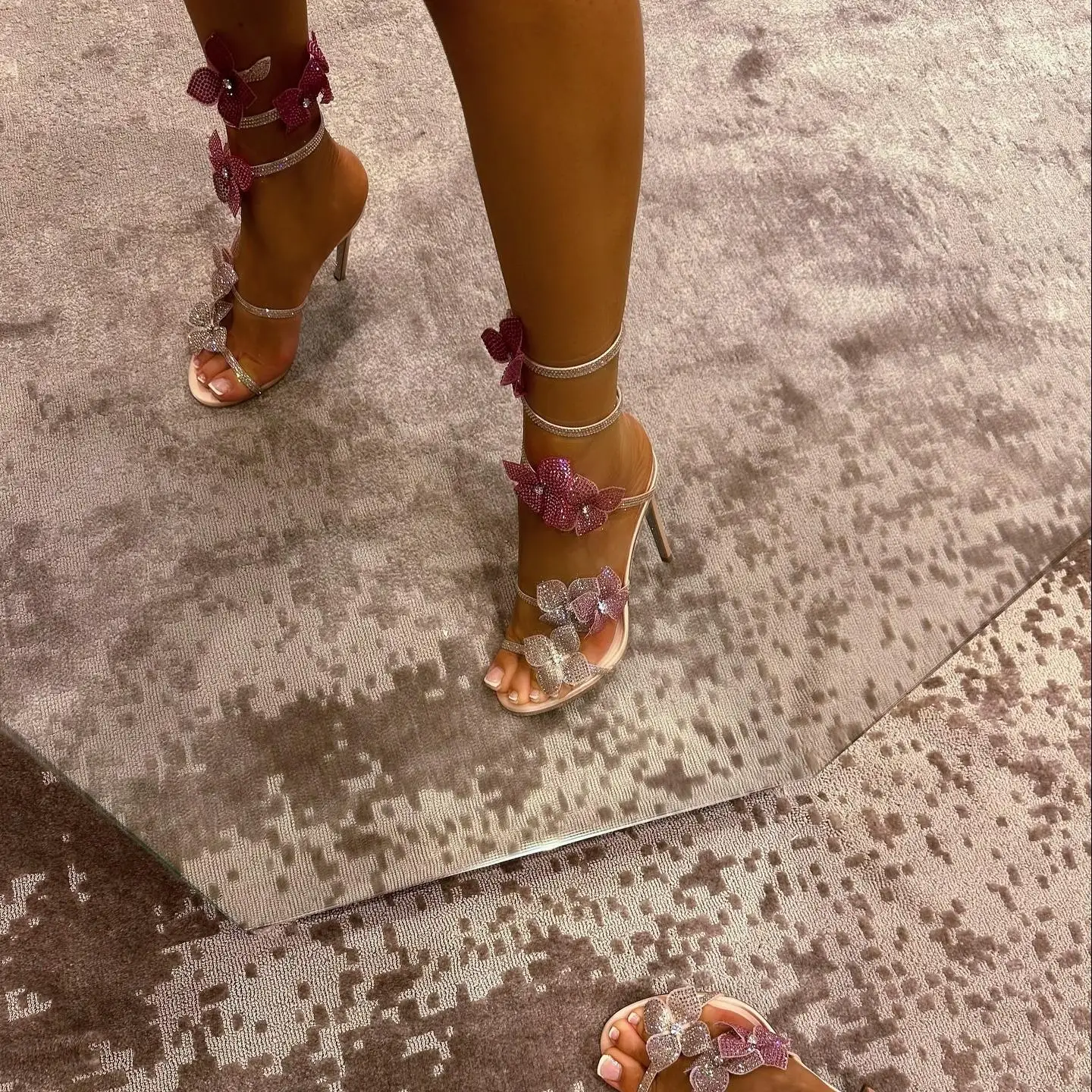 CHMURY Sandalias de tacón alto con diamantes de imitación y flores rosas, zapatos sexis de diseñador de lujo rosa y rojo con correa envolvente para mujer, fiesta de graduación 2024