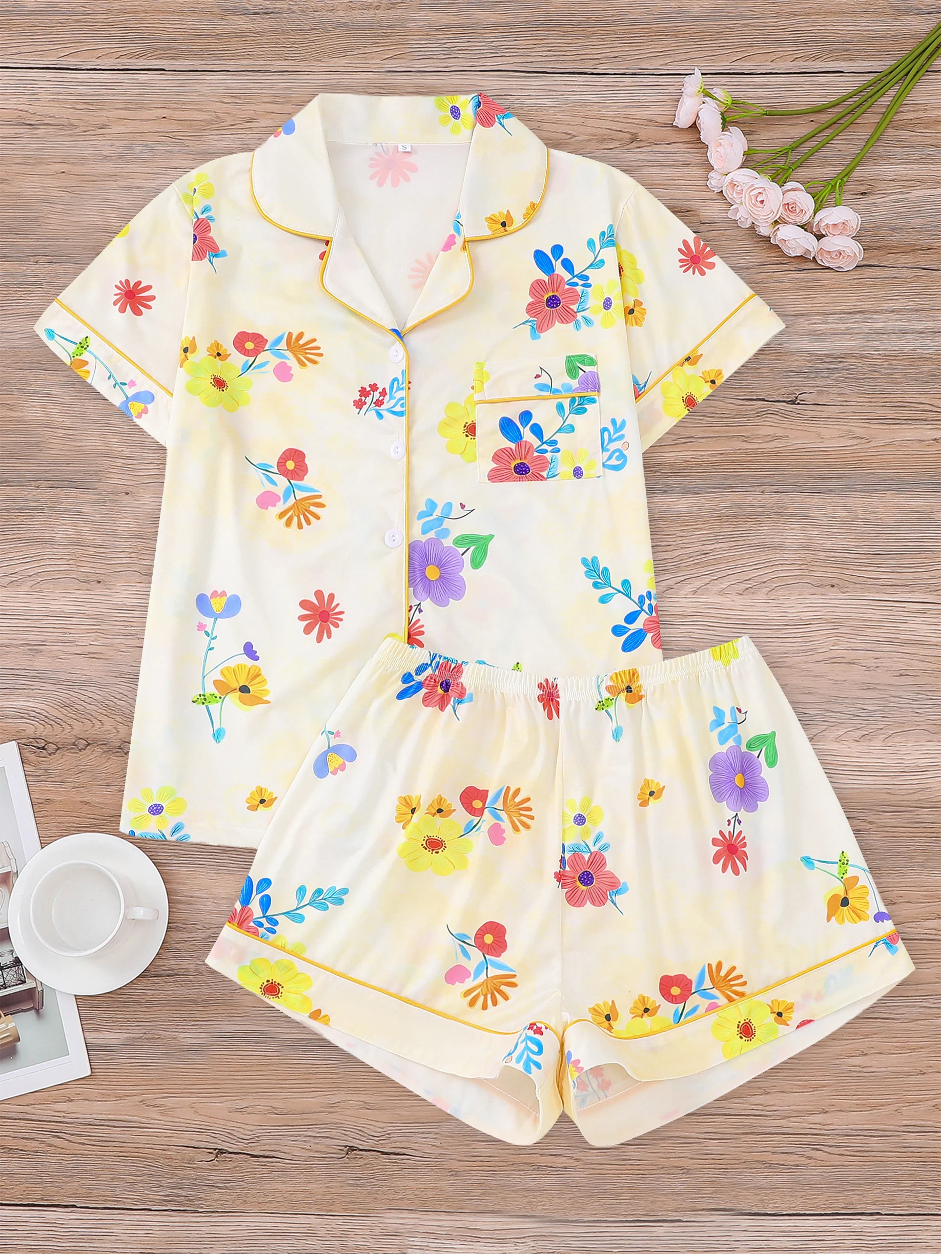 

Комплект из 2 предметов с цветочным принтом, мягкий топ на пуговицах с короткими рукавами и свободные эластичные шорты, удобный женский наряд.