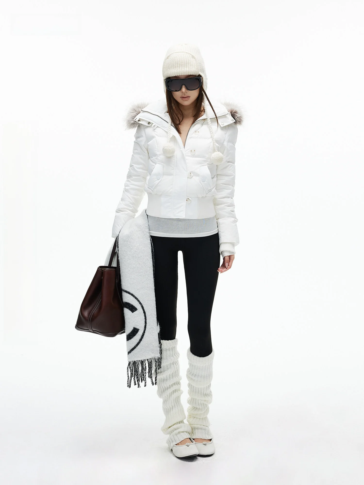 

Экологичная легкая женская пуховая куртка с отстегивающимся капюшоном и меховым воротником, белая, с наполнителем из 90% пуха, повседневная