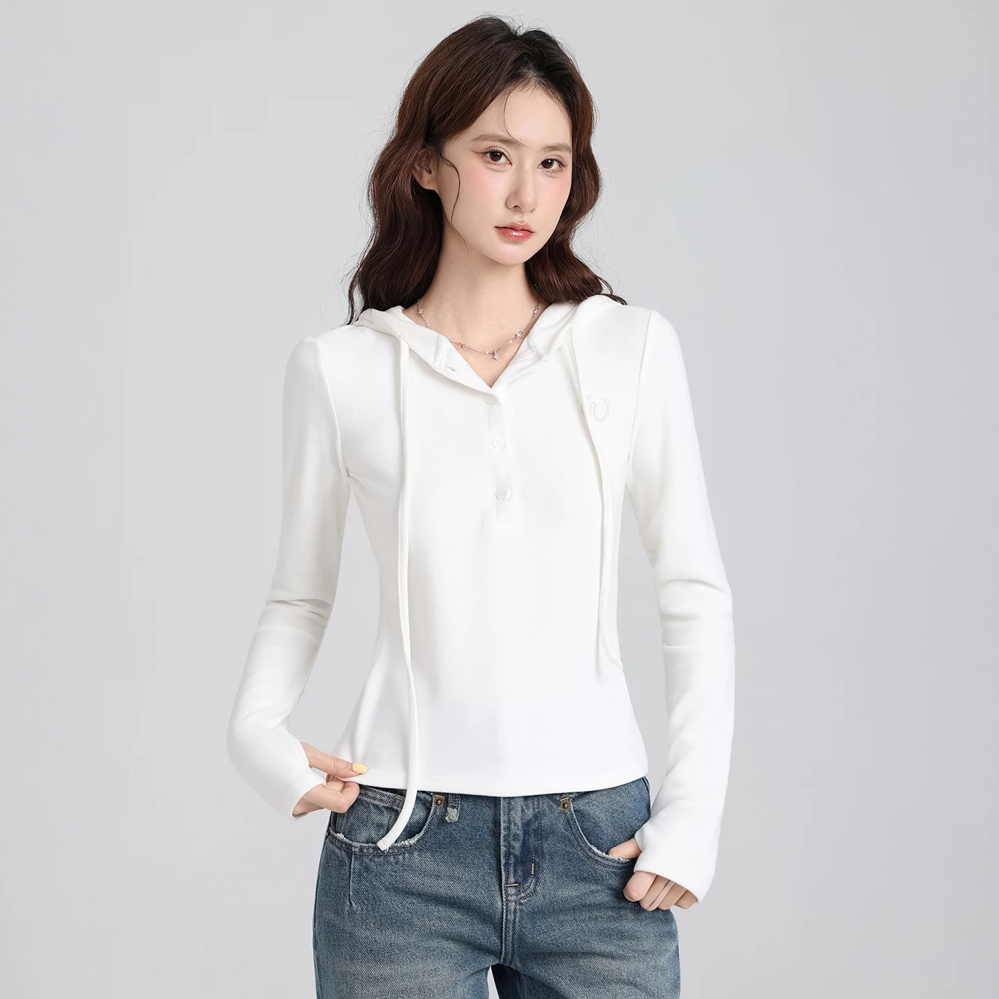 

Полуоткрытая женская футболка с v-образным вырезом и пуговицами, с длинными рукавами, осенний новый белый модный облегающий топ