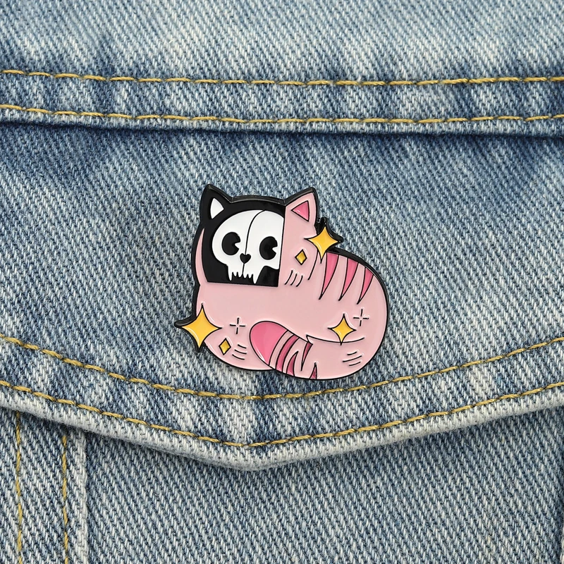 Skelett-Katze-Emaille-Anstecknadeln, lustige niedliche Cartoon-Rosa-Tier-Broschen, Anstecknadeln, lustiger Punk-Schädel-Schmuck, Geschenk für Freunde
