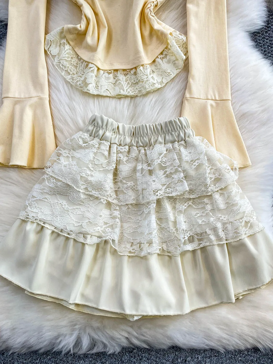 طقم نسائي من قطعتين: تي شيرت بياقة دانتيل مزين بتصميم كلب لطيف يظهر الشباب مع حشوة للصدر وتنورة قصيرة منفوشة