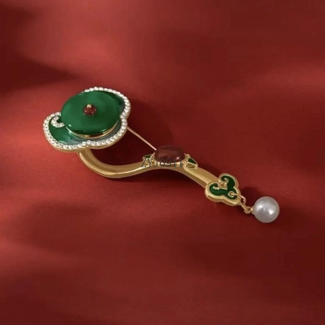 Neue chinesische verheißungsvolle Jade-Perlenbrosche aus Kupferlegierung, Nischendesign, Mantelnadel