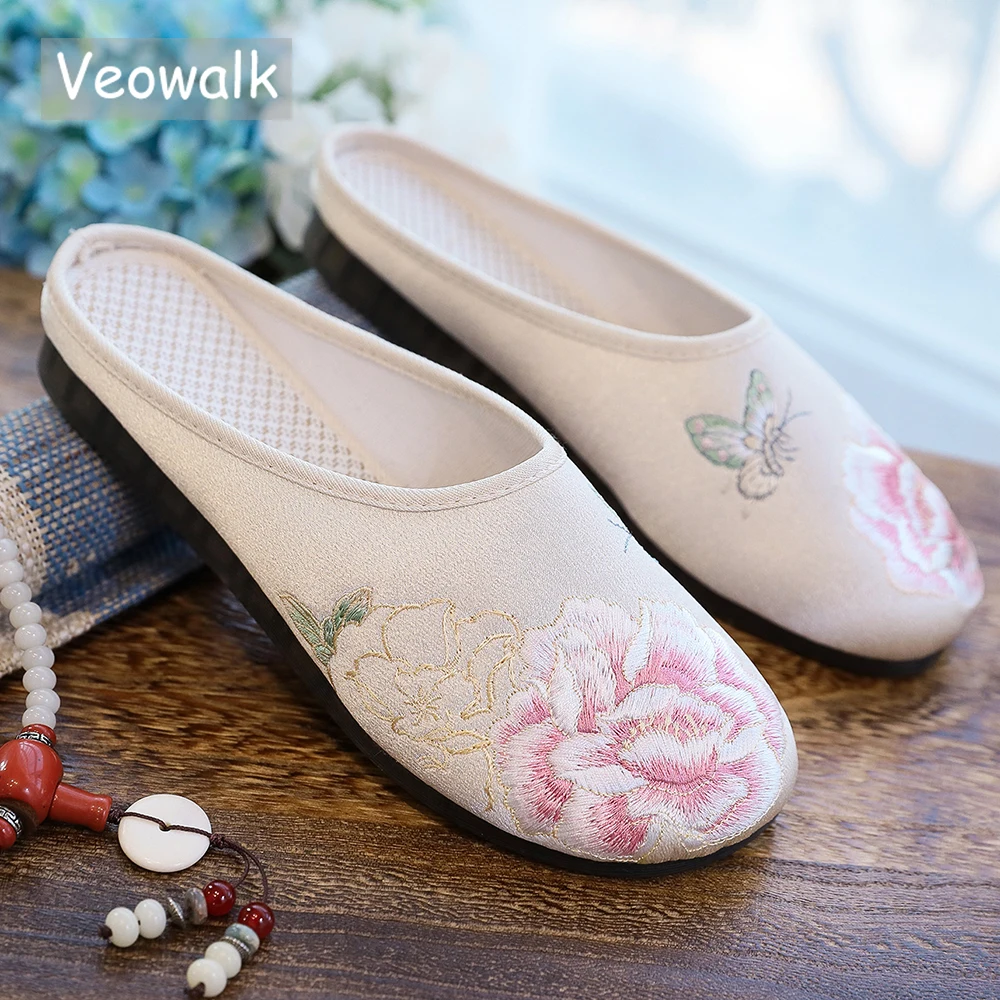 Veowalk Women Comfortable Cotton Fabric Embroidered Closed Toe Flat Slippers Retro Chinese Style Mules Shoes with Soft Bottoms