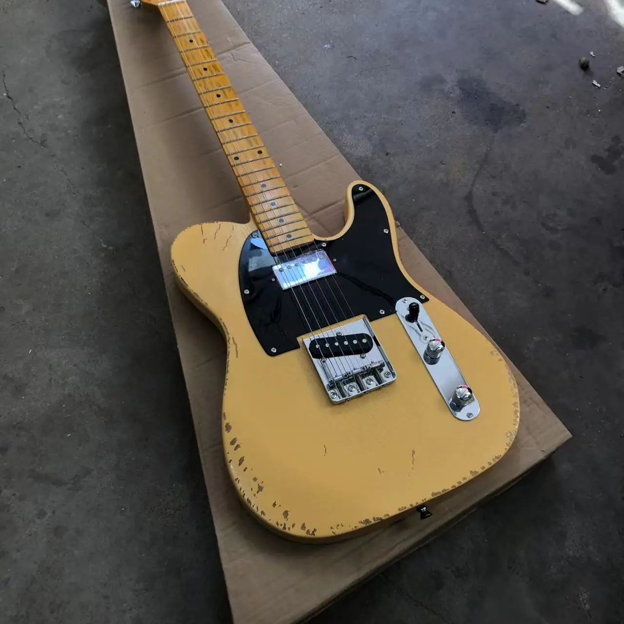 Milk yellow six-string old electric guitar, basswood body, maple neck, black panel support personalized customization.