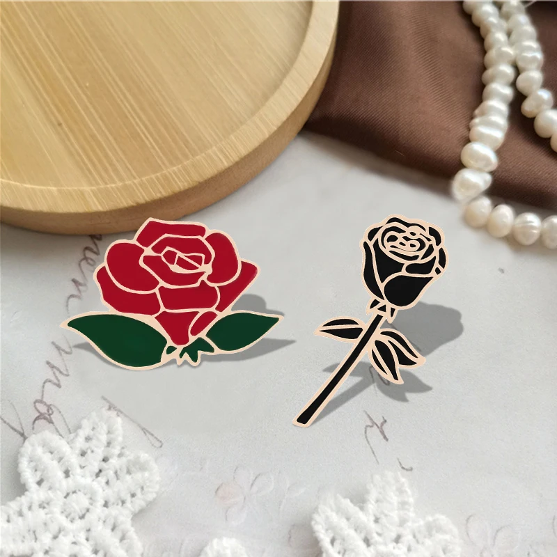 Pin insignia para mujer, broche de Metal con diseño de rosa roja y negra, alfileres para pareja, regalo romántico, citas, joyería de boda, solapa de flores de moda, 2 piezas