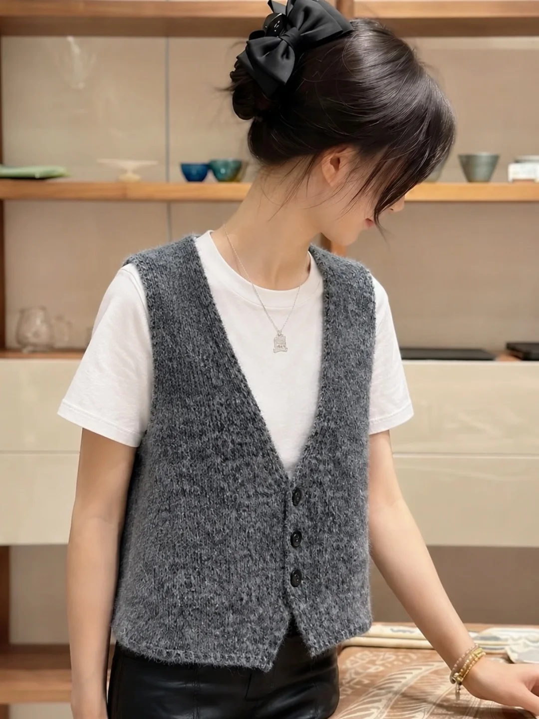 Summer 2026 V-Neck Single Button Knitted Vest Commute Style Versatile Sleeveless Women's Fashionable Outerwear Straight Cut