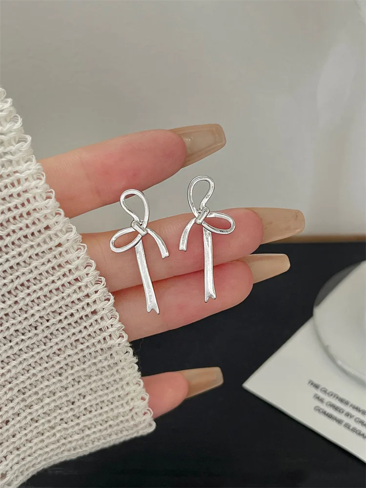 Bow knot metal earrings for girls' new trendy and trendy temperament, niche design, light luxury and high-end earrings