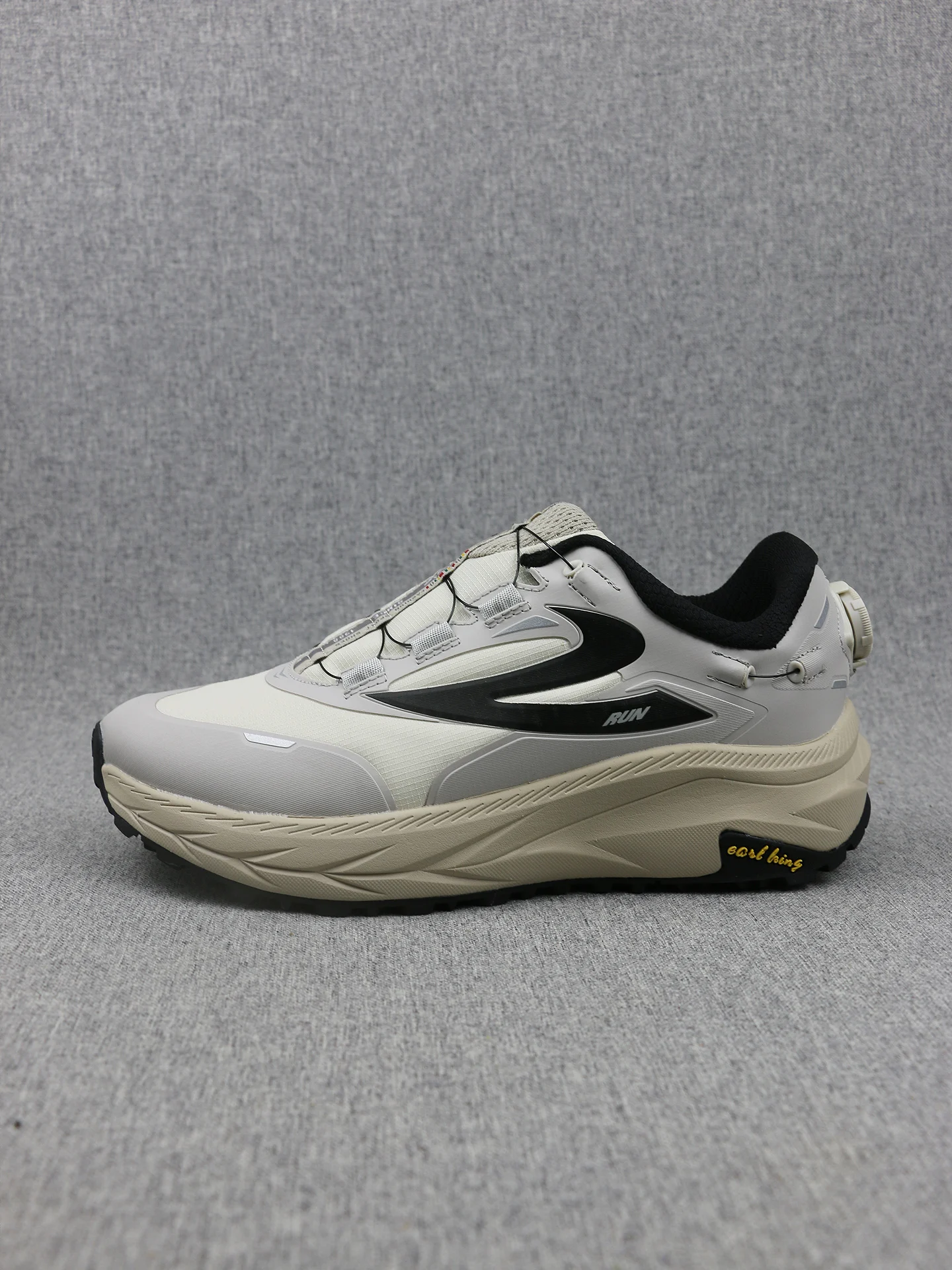 New Men's Hiking Shoes with Carbon Plate Cushioning Comfortable Trail Running Shoes Breathable Sports Footwear