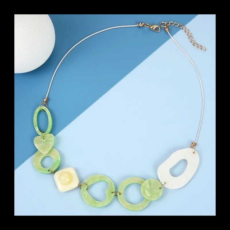 Interlocking Niche High-end Bib Necklace Women's Acrylic Original Peach Heart-shaped Fashion Temperament Necklace