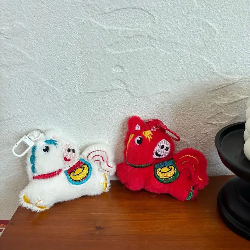 1 قطعة دمية المهر ديكور المنزل حلية 2026 سنة الحصان التميمة ألعاب من نسيج مخملي قلادة لينة واقعية هدايا المولود الجديد