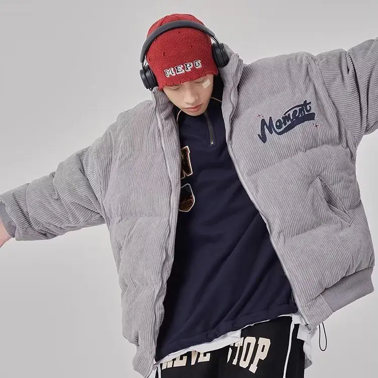 سترة شتوية جديدة للرجال مبطنة بالقطن 2025، معطف دافئ بسيط على الطراز الهونغ كونغي عصري بقصة قياسية للمراهقين