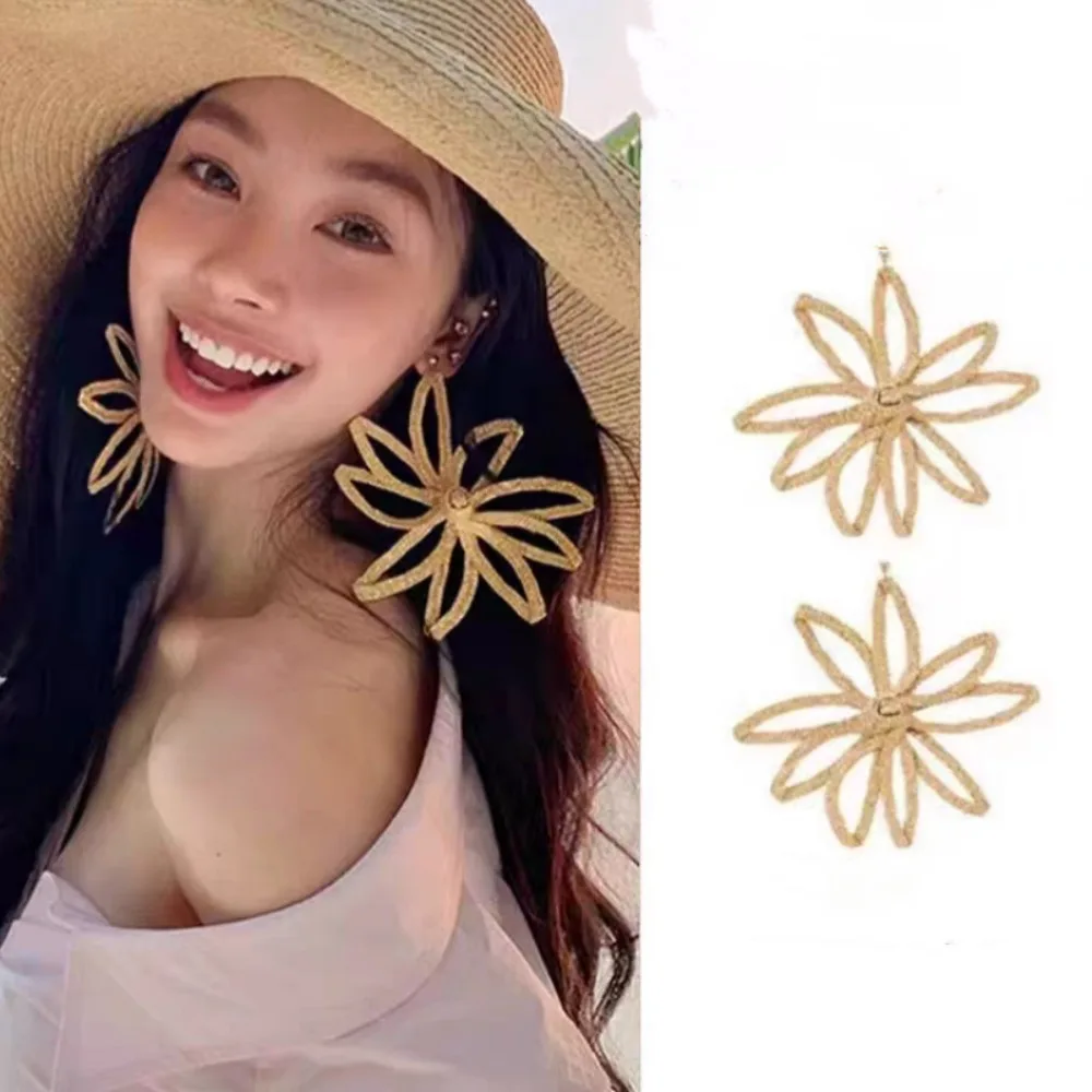 

Summer Elegant Exaggerated Flower Ear Studs Bohemian Style Alloy Straw Woven Earrings Khaki Jewelry Hollow Floral Earrings Girls