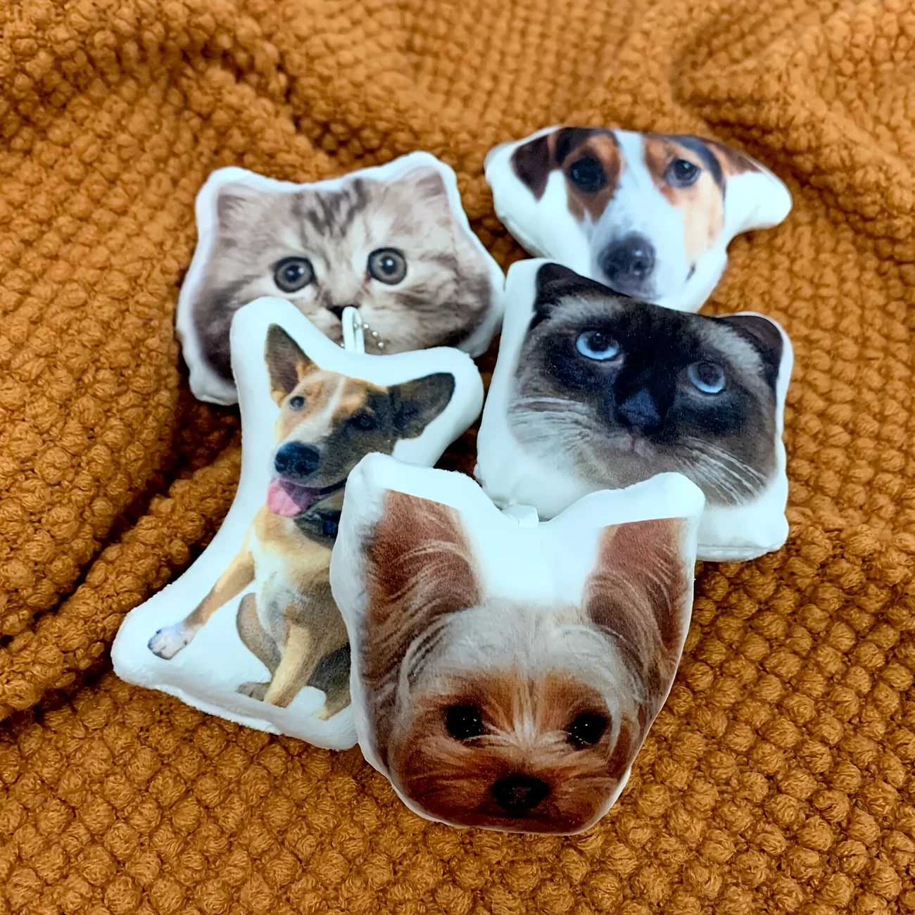 It's very personalized! Using soft and elastic short plush material and double-sided 3D printing technology, the pattern looks m