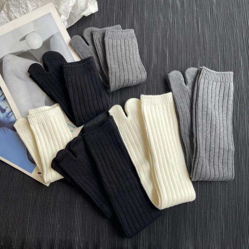 High Quality Cotton Women Two Toe Spring Autumn Winter Warm Socks Fashion Retro Striped Japanese Tabi Socks Thick Thread Needles