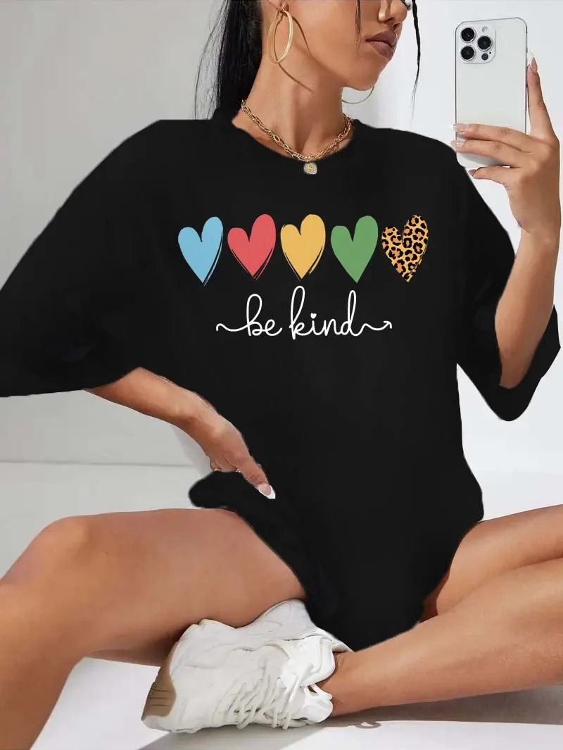

Футболка больших размеров с красочным сердечком и рисунком Be Kind для нежного модного вкуса