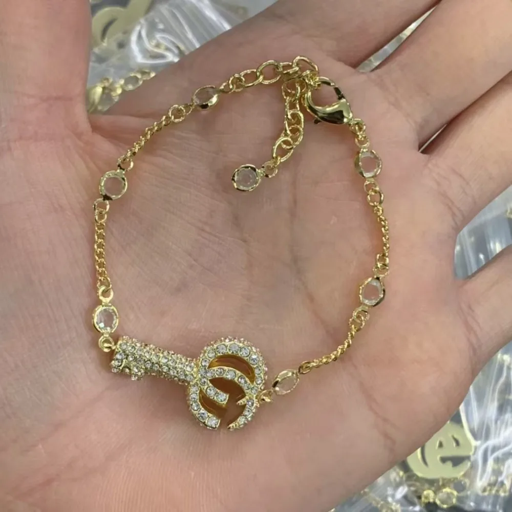 2025 جديد سلسلة فاخرة خفيفة سوار شخصية الموضة تنوعا الراقية هدية