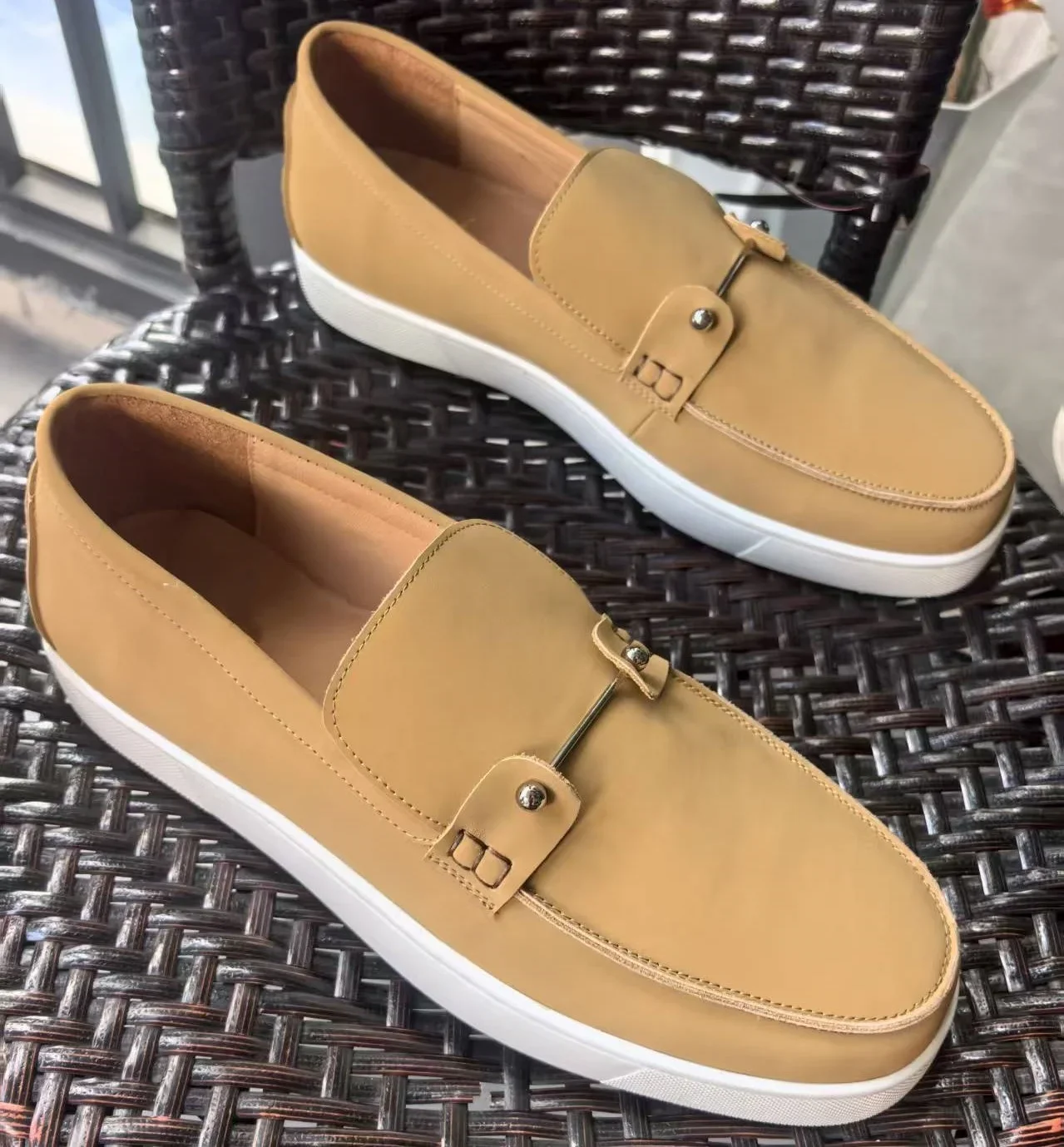 

Повседневная одежда, деловая повседневная обувь, лоферы на плоской подошве без шнуровки, мужские туфли на плоской подошве, 2026, красная подошва, новые тканевые кожаные модные универсальные туфли