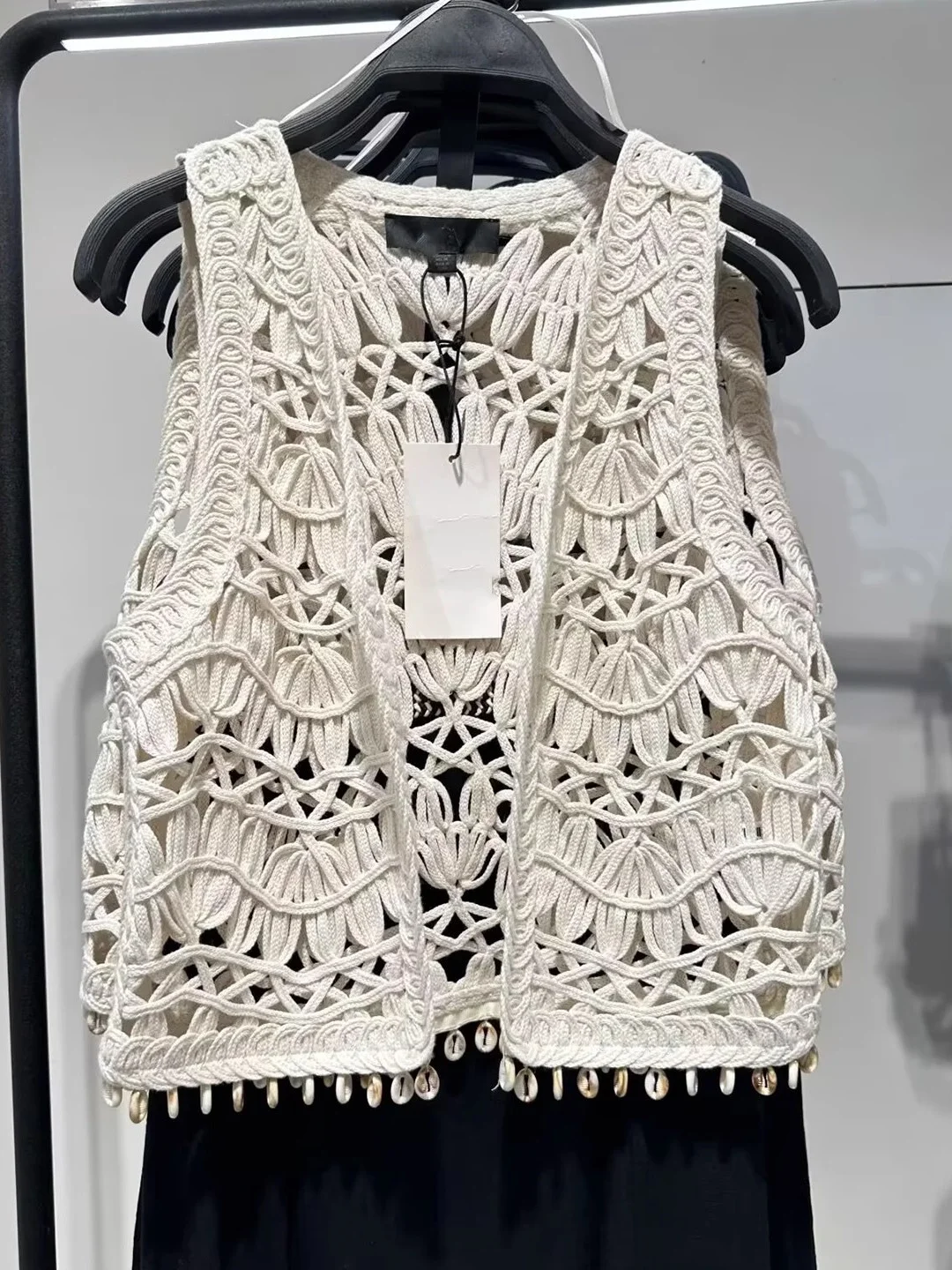 

Новинка лета 2025, женский высококачественный полый желтый декорированный вязаный жилет с открытым передом, майка, универсальное полиэфирное волокно