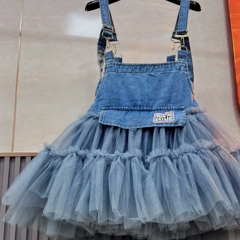 Letnia damska sukienka ogrodniczka z siateczkowymi wstawkami, falbankami, długimi króliczymi uszkami, kowbojskimi ramiączkami, bufiastą spódnicą w kształcie litery A z włóczki i patchworku.