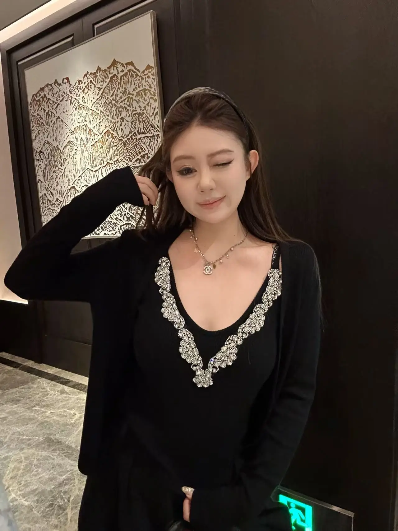 

Женский модный комплект Qiqi больших размеров с богатой отделкой, V-образным вырезом, длинными рукавами, базовой блузкой и элегантным дизайном с бретелями