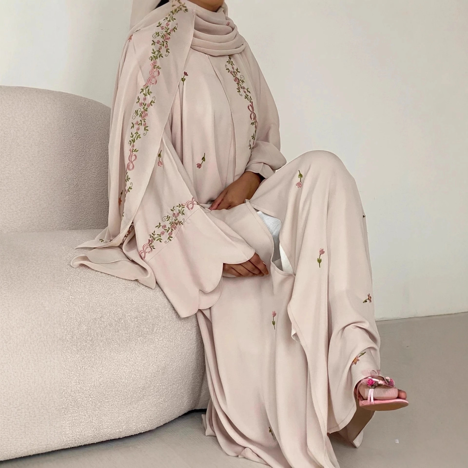 

Комплект из 2 предметов: вышитая открытая абайя и хиджаб. Мусульманское платье-абайя для женщин. Роскошная исламская одежда из Дубая. Кафтан-роба для Рамадана и Ид.