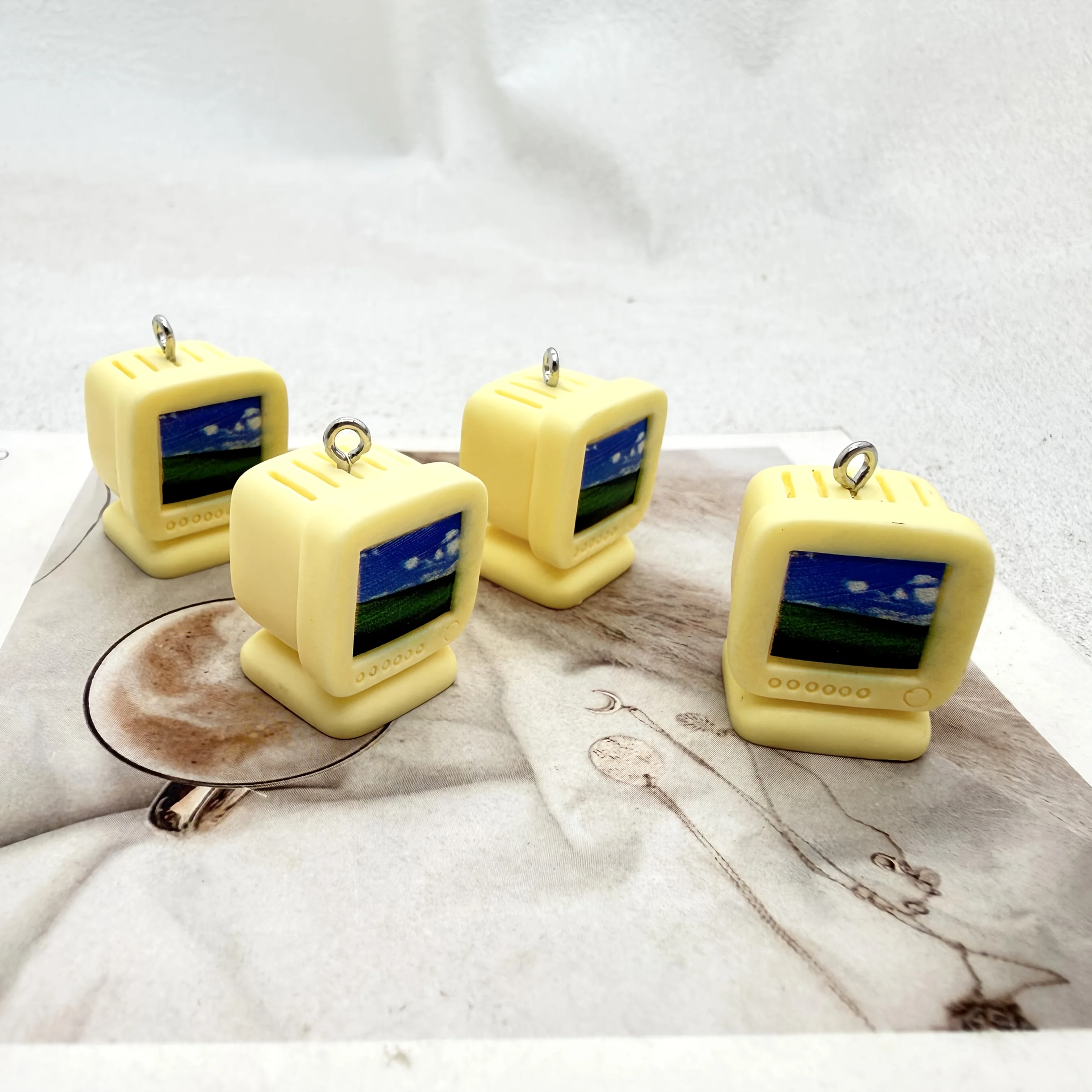 Image of 4 Stück Vintage Computer-Harz-Anhänger, Mini Retro PC-Anhänger, DIY handgemachte Ohrringe, Halsketten, Taschen-Deko, Party-Schmuckherstellungszubehör