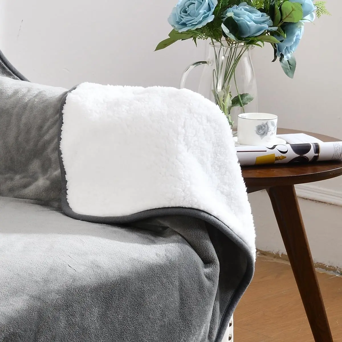 Solid Color Pet Blanket Cozy Pet Plush Blanket Thick Waterproof Bed Throw for Winter Machine Washable Sleeping Quilt for Dogs view 3