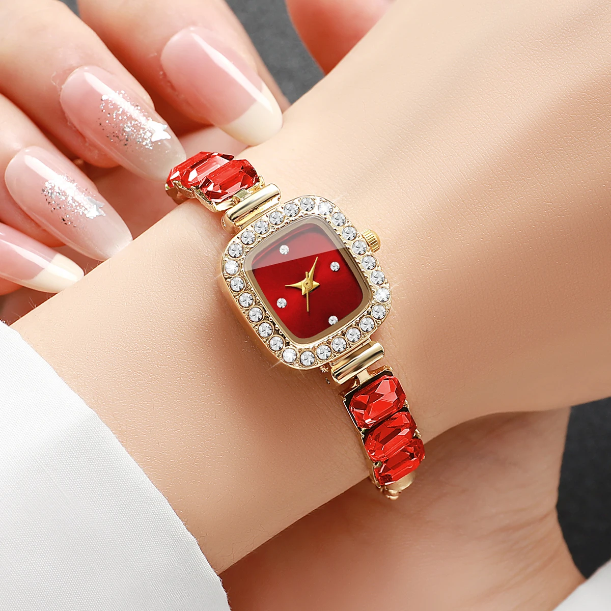 4pcs Women's Gift Watch Creative Pulling Rope Compact Exquisite Scale Dial Korean Edition Luxury Quartz Watch (Box Not Included)