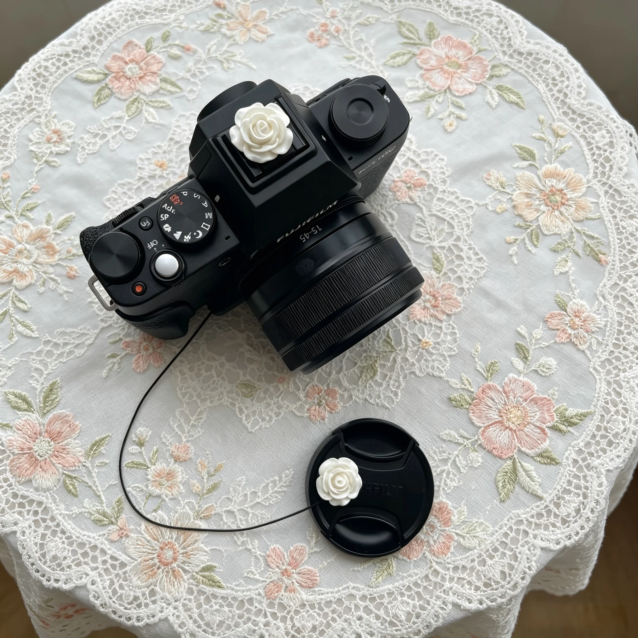 3D Weiße Rose Blitzschuh-Abdeckung + Objektivdeckel Anti-Verlust-Riemen-Set, Blitzschuh-Kappe & Objektivdeckelhalter Lanyard für Sony Canon Fuji Nikon
