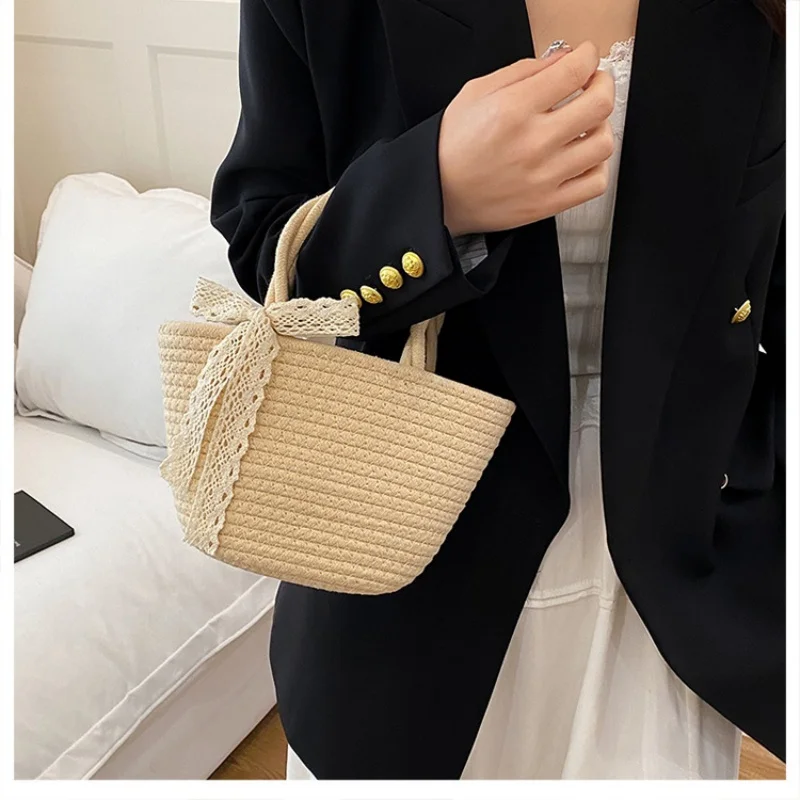 Мини-тканая соломенная пляжная сумка для женщин, легкий дизайн с открытым верхом, кружевное украшение с бантом, идеально подходит для отпуска и летних прогулок ﻿