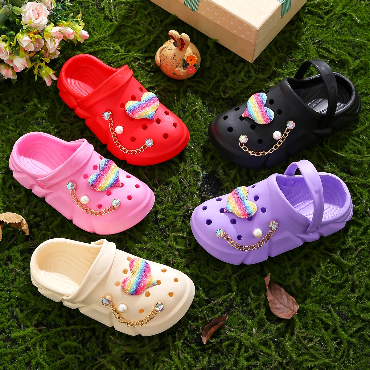 Casual girls clogs with heart decorations, quick-drying, lightweight and non-slip clogs, suitable for indoor and outdoor showers