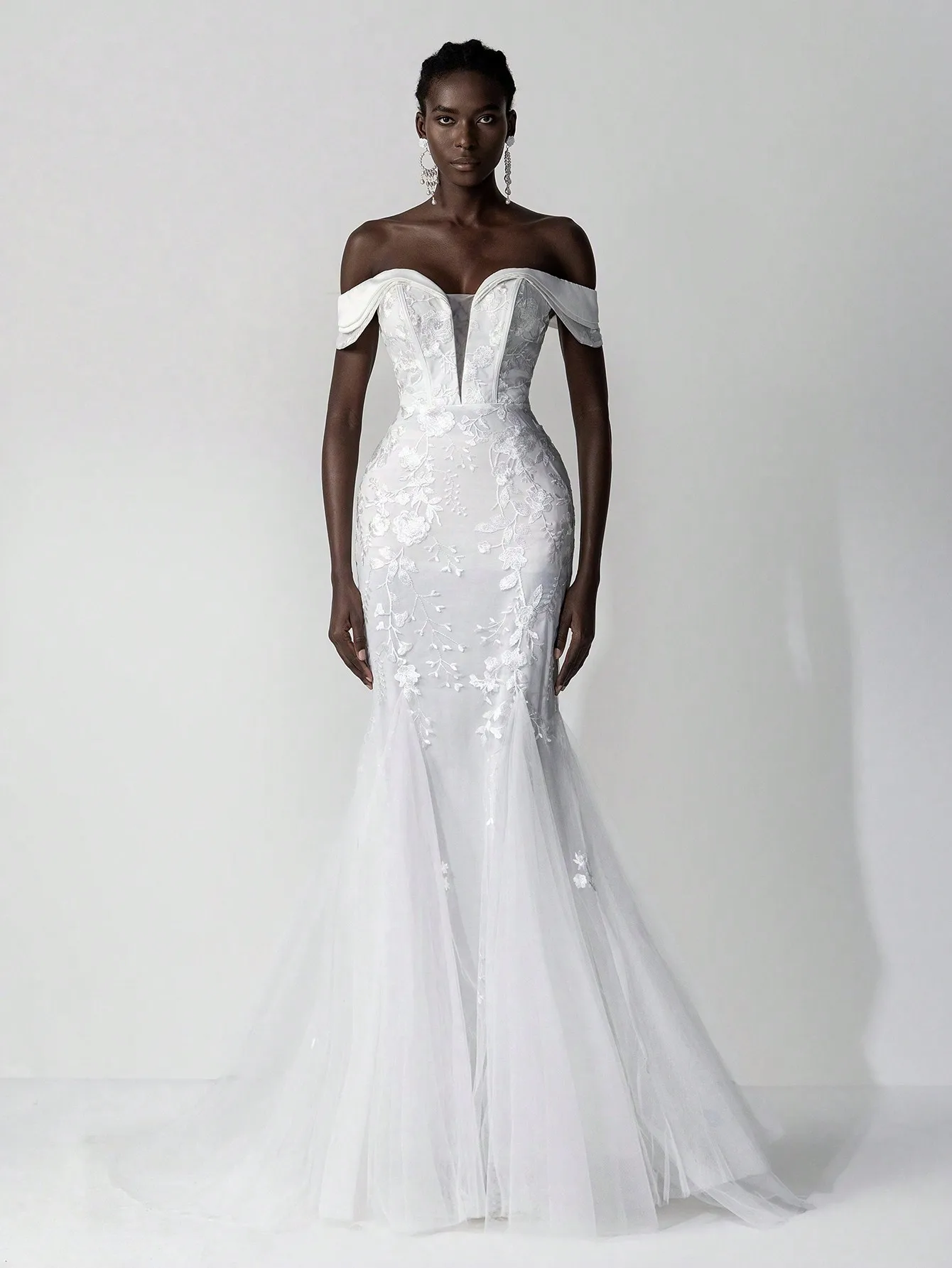 

Элегантное белое платье-русалка с 3D цветочной вышивкой, V-образным вырезом на плечах и тюлевой юбкой