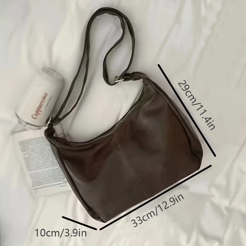 Damen-Umhängetasche aus weichem PU-Material mit großem Fassungsvermögen, im Vintage-Stil, lässige Crossbody-Tasche, Handtasche mit breitem Träger und einem niedlichen Plüsch-Schlüsselanhänger für den täglichen Gebrauch. – Detail 6