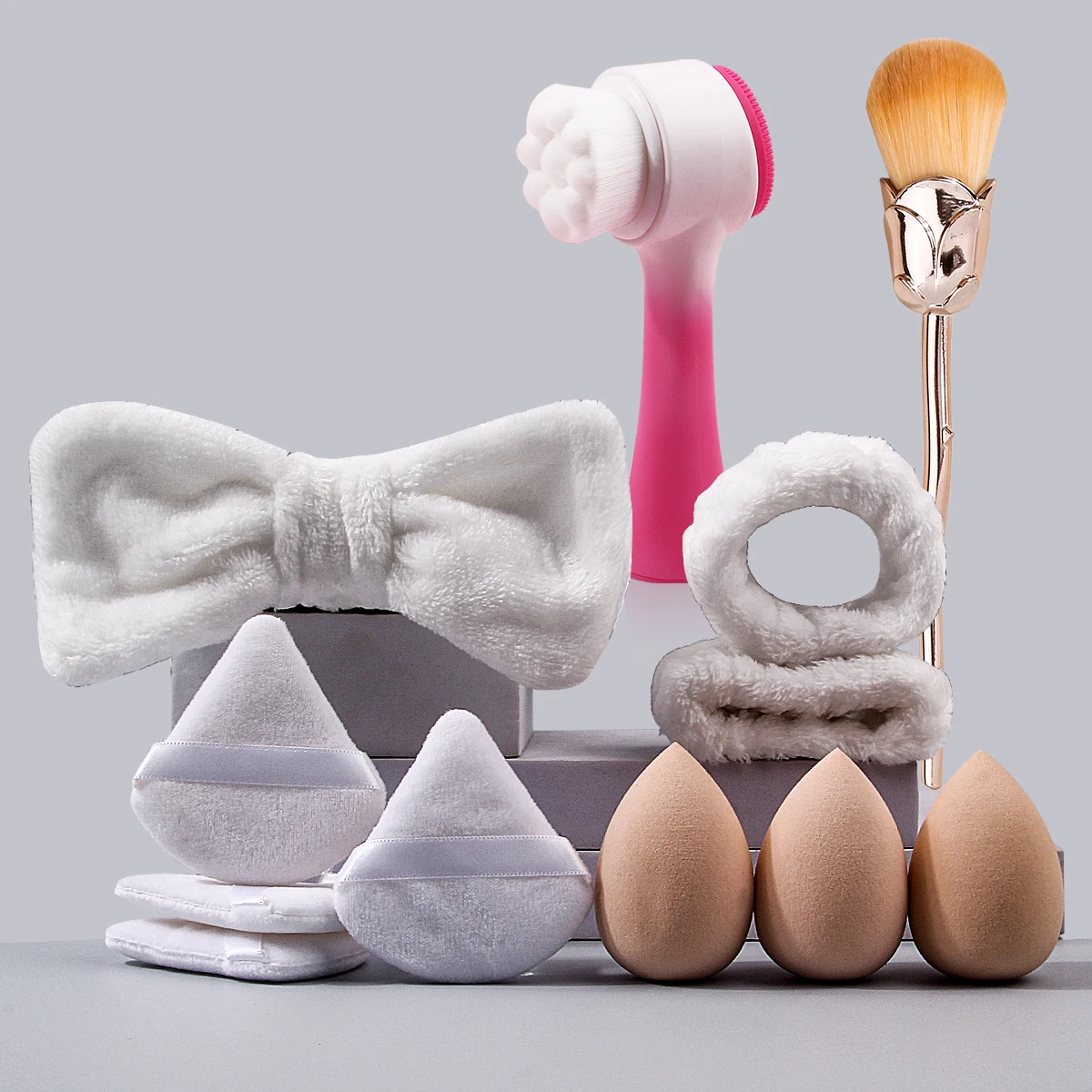 12 قطعة من أربطة الشعر الناعمة وأربطة المعصم وفرش الوجه وإسفنجة البودرة غير اللاصقة وفرش مكياج على شكل وردة