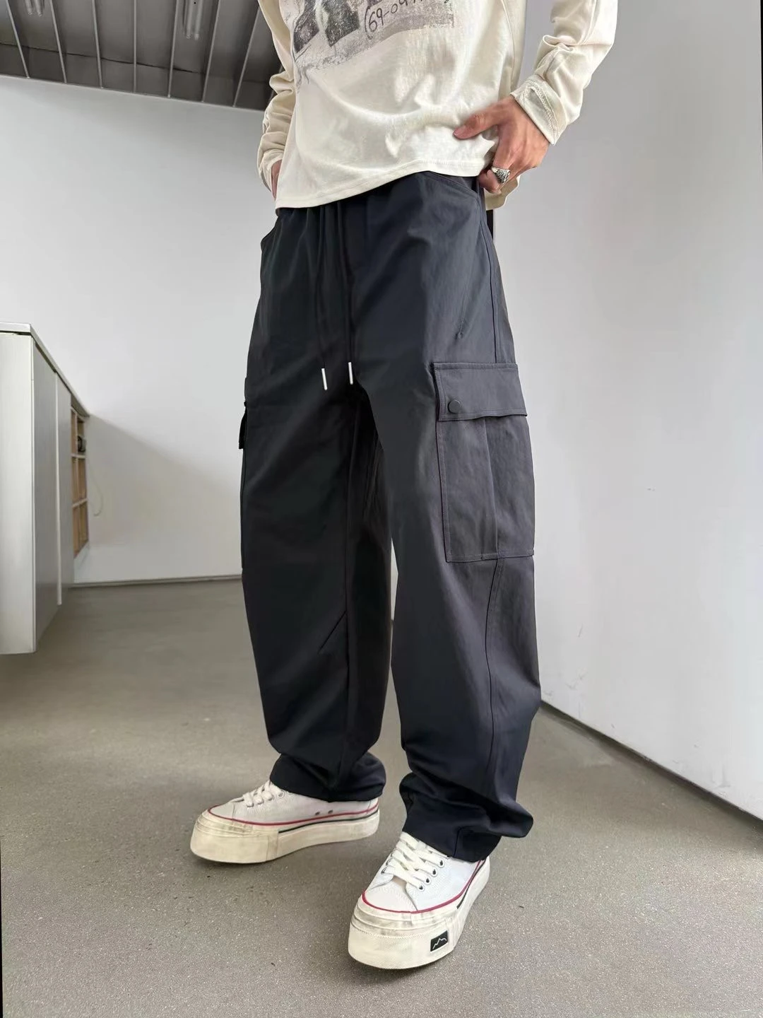 

Мужские рабочие брюки Simple American Style: осенняя новинка, свободные прямые брюки с множеством карманов для повседневной носки и поездок на работу