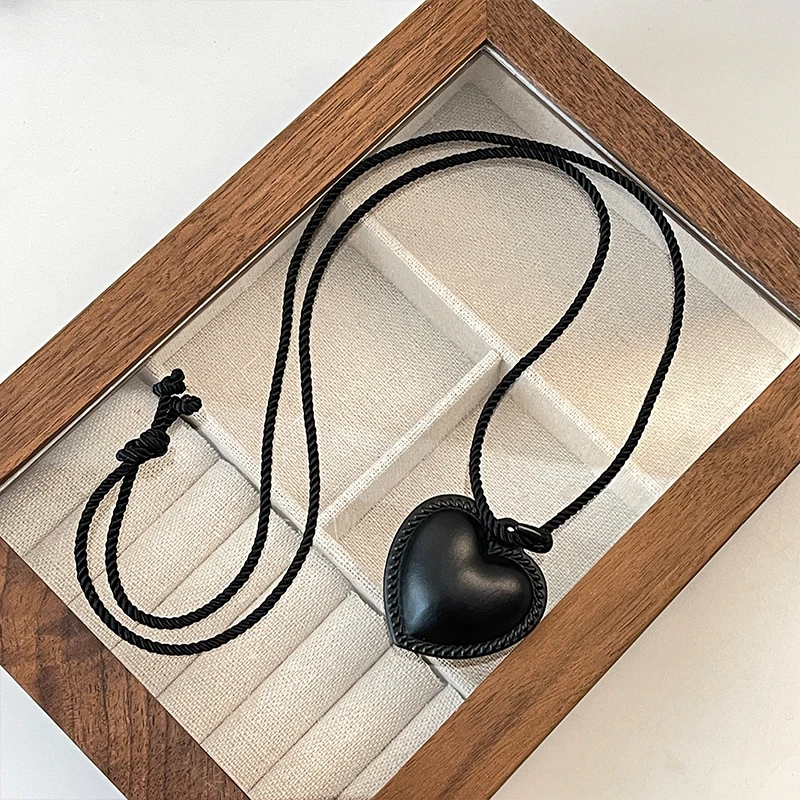 

Rode Chain Black Leather Heart Pendant Necklace Women Jewelry Punk Designer Runway Rare Gown Boho Japan Korean