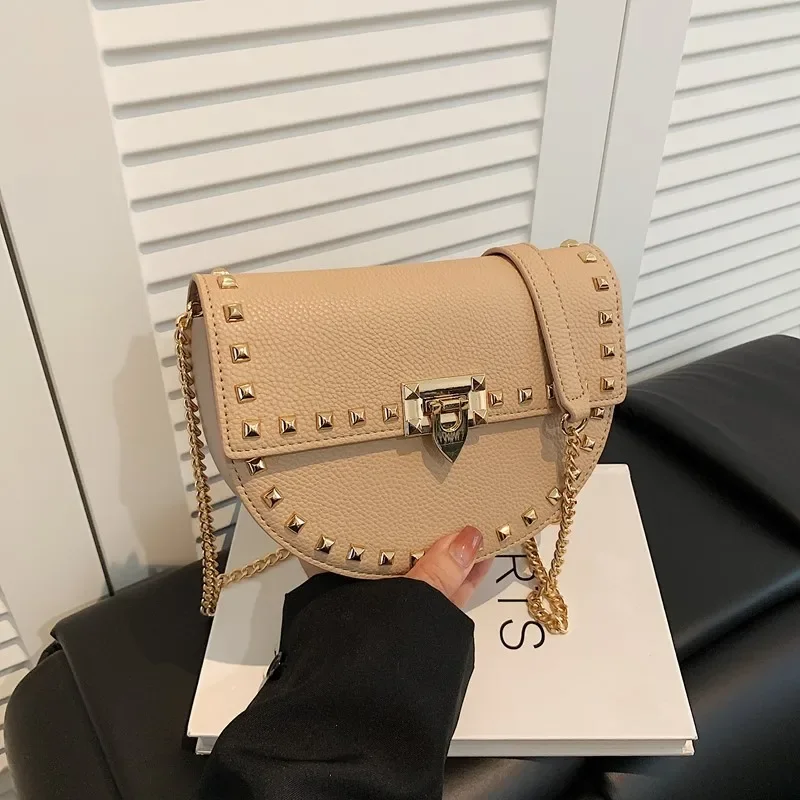 

Модная седельная сумка 2025 года — женская однотонная сумка с заклепками, цепочка с замком для путешествий и ежедневного использования, горячая распродажа