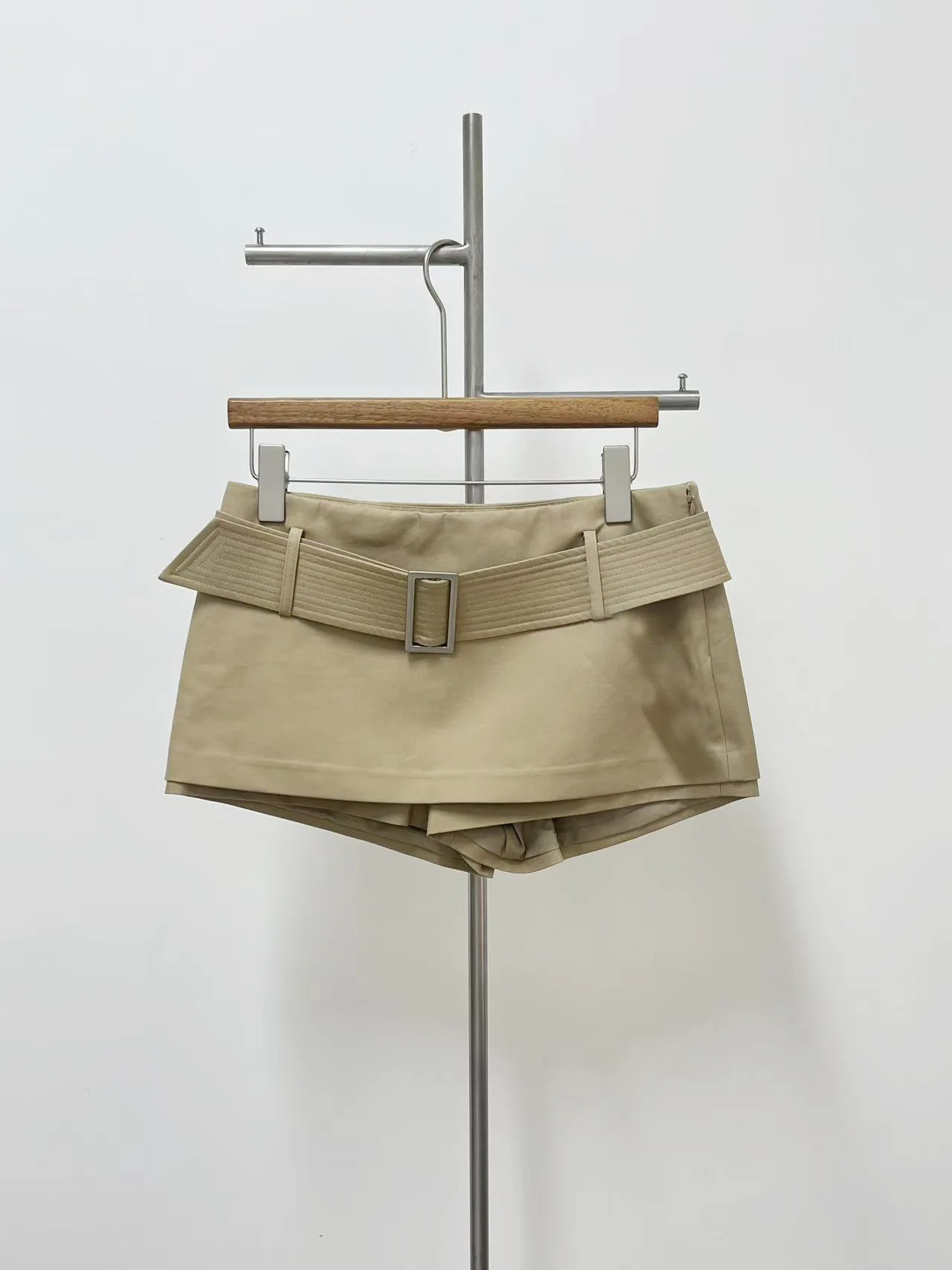 

Wide-Waistband Mini Skort — Chic & Stylish Khaki Cargo-Style Low-Rise Women's Shorts (Summer 2026 New Arrival)