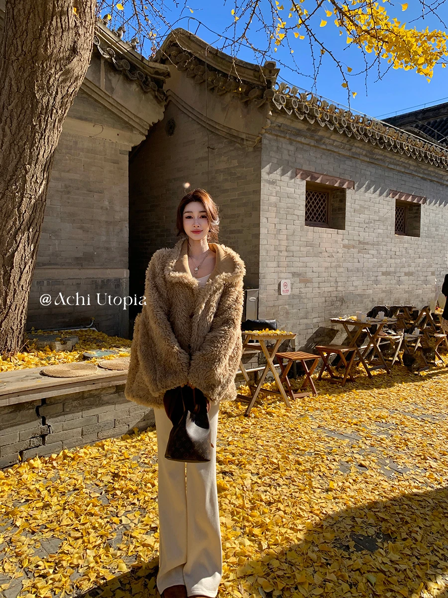 Jaqueta de Motocicleta Feminina Dupla Face em Camurça e Pele Sintética Cor Café Achi - Agasalho Quente com Forro Integrado de Pele e Pelo