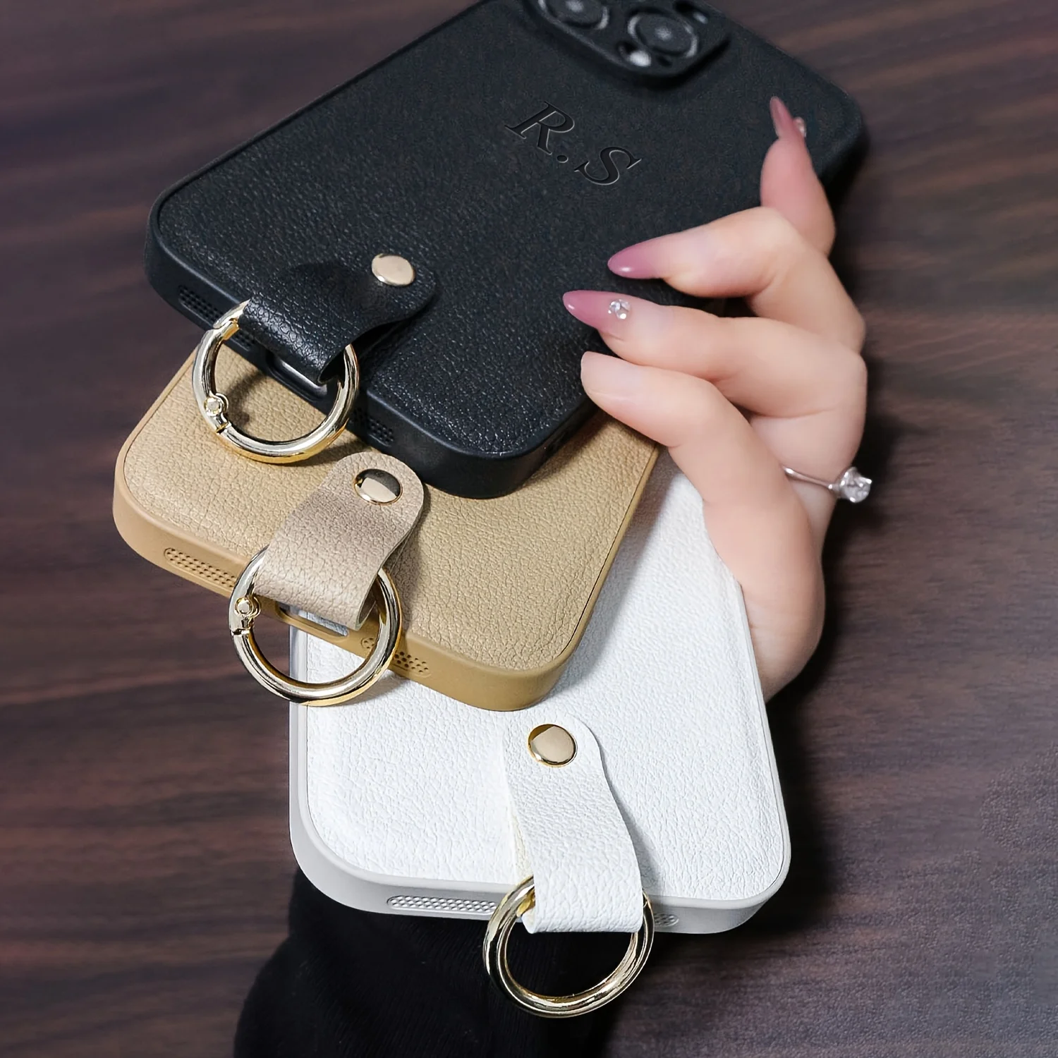 Personalisierte Handyhülle mit Initialen und Namen für iPhone 18 16 15 14 13 12 11 Pro Max, mit Lanyard-Schnalle, Geschenk, Luxus-Hülle 14 15 16 Plus – Detail 3