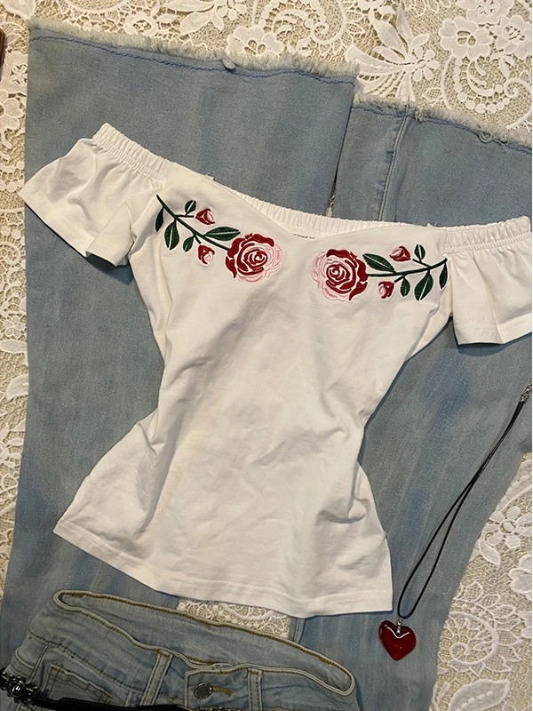 เสื้อยืดลายปักกุหลาบโรแมนติกสำหรับผู้หญิง ดีไซน์ฤดูร้อน โดดเด่นไม่ซ้ำใคร เสื้อเปิดไหล่ข้างเดียว น่ารัก ทรงเข้ารูป ผ้าคอตตอนผสม