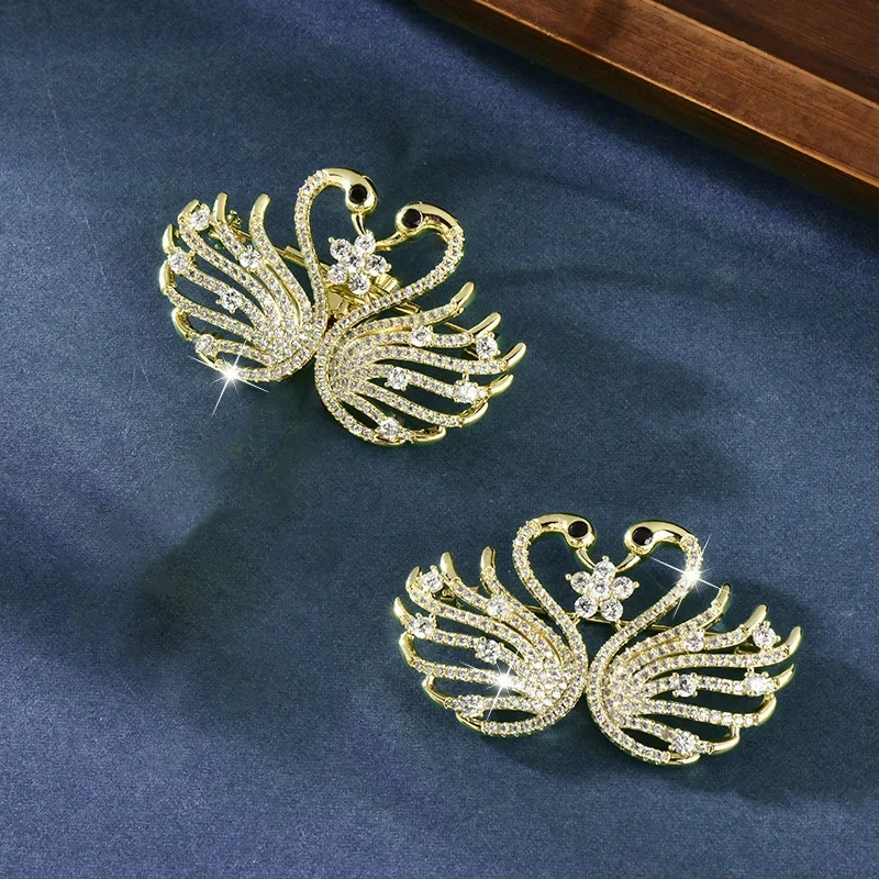 

The elegant zircon swan brooch is sweet and unique, paired with a swan pin as an accessory for clothing