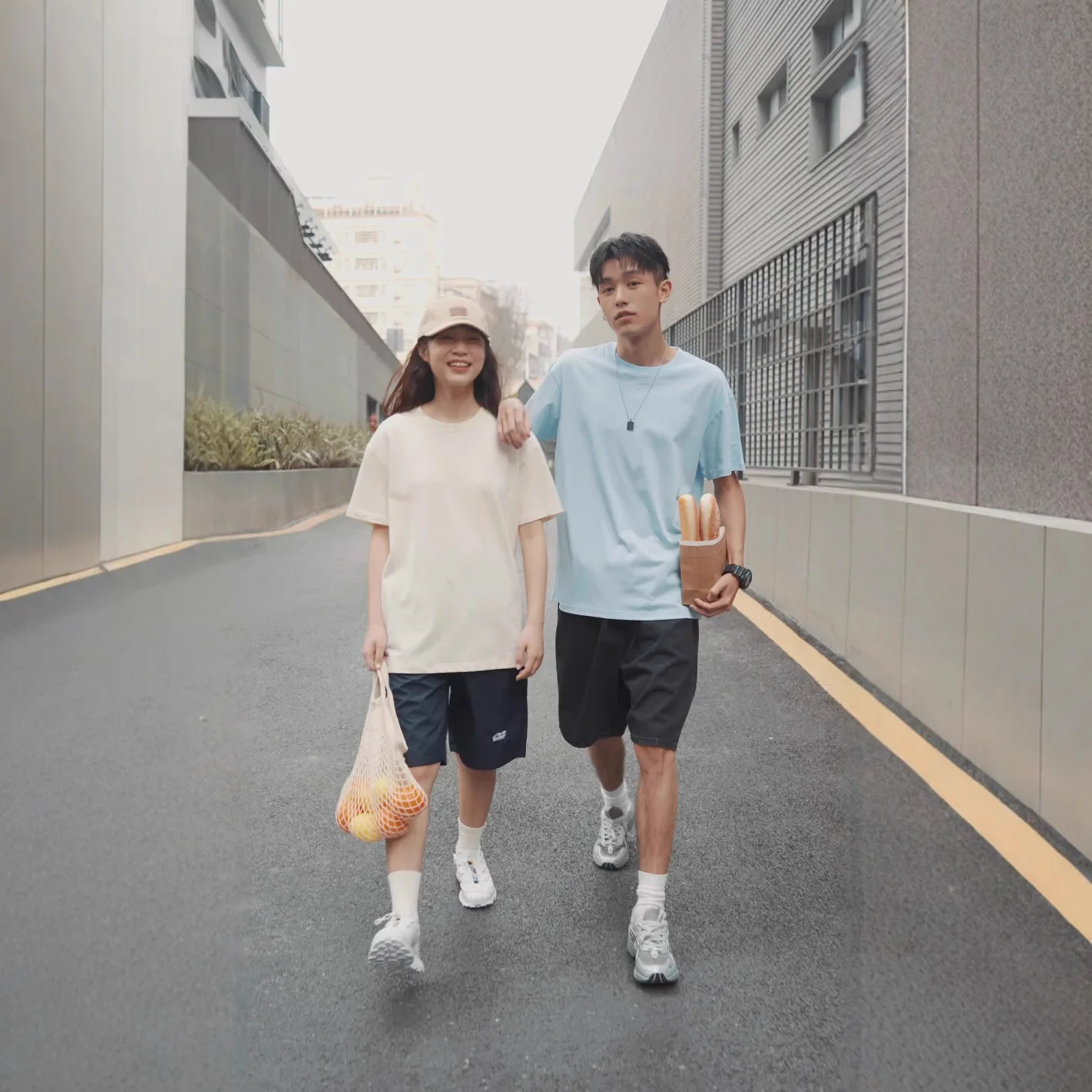 

Новая весенне-летняя футболка с круглым вырезом из полированной двойной пряжи 330 г, однотонная, простая, базовая, повседневная, свободного кроя, для пар