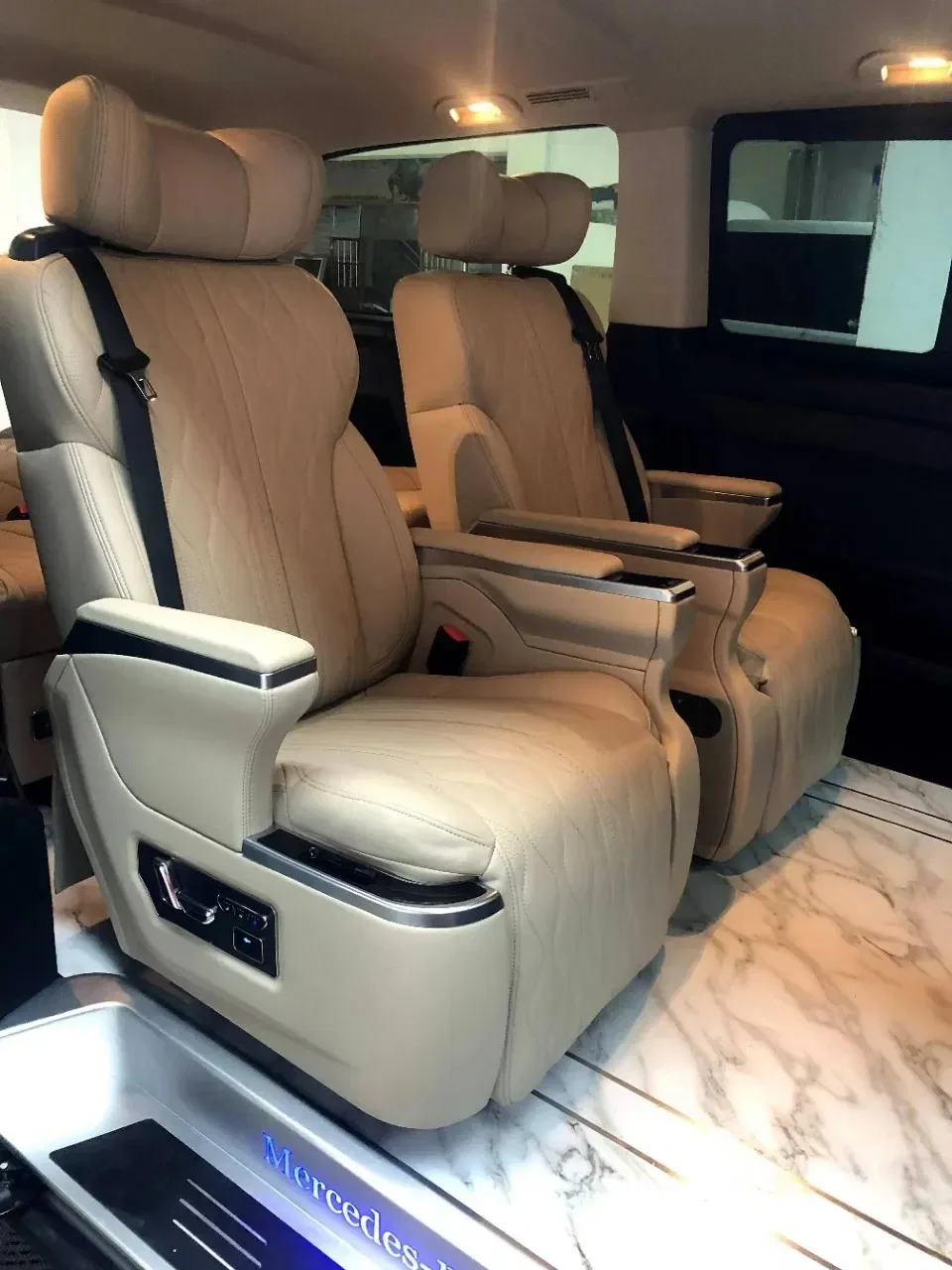 Luxury High-End Car VIP Captain Seat Wireless Charging Touch Screen for Vito Vclass V Class Bus Seat MPV Seat