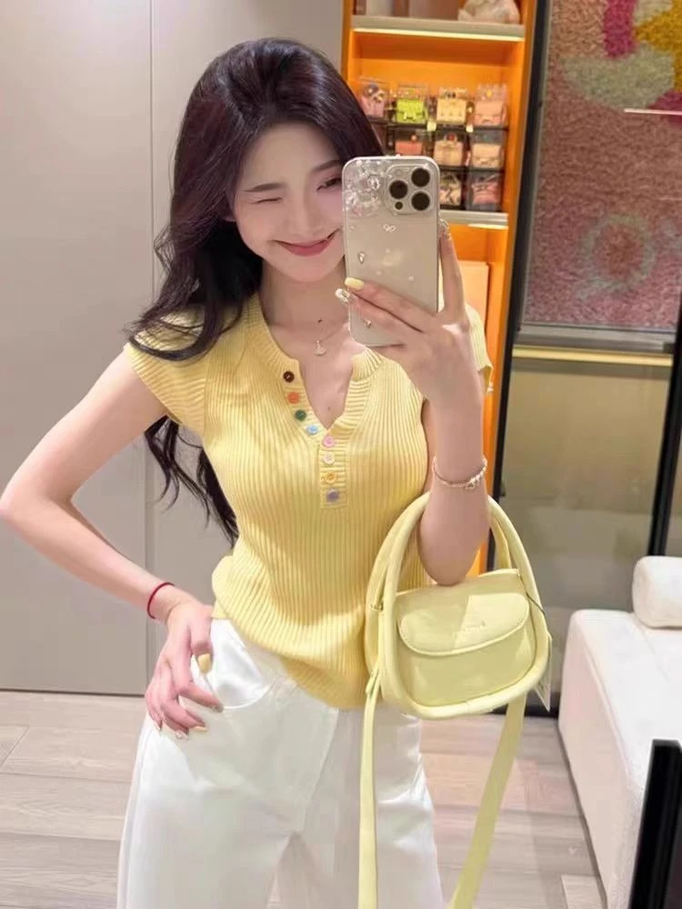 New Dopamine Outfit with Colorful Button Up Front Shoulder Pink Short Sleeved T-shirt for Women's Slim Fit Short V-neck Top