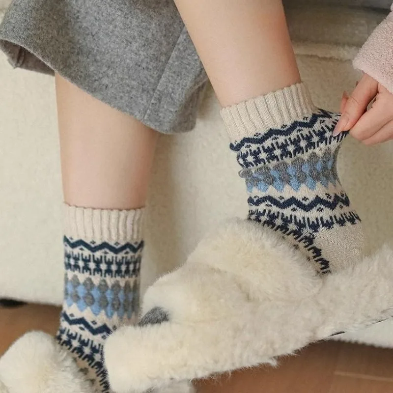 5 pares de calcetines Vintage de lana a media pantorrilla para mujer Otoño Invierno estilo étnico calcetines escolares largos y gruesos cálidos con estampado calcetines calientes acogedores 2025