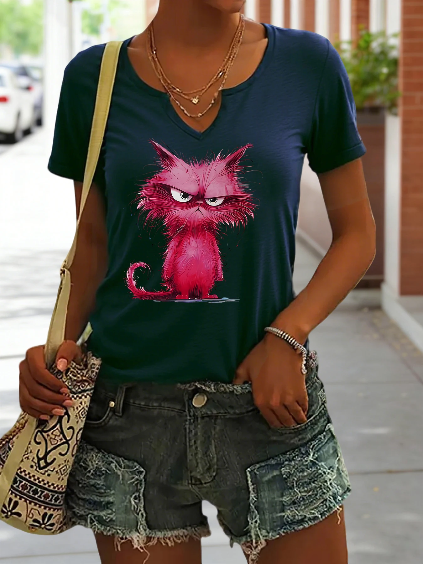 Damen-Sommer-T-Shirt mit V-Ausschnitt und kurzen Ärmeln, Grumpy Pink Fluffy Cat Cartoon-Kunstdruck, lustiges, lässiges Alltags-T-Shirt für Tierliebhaber – Detail 5