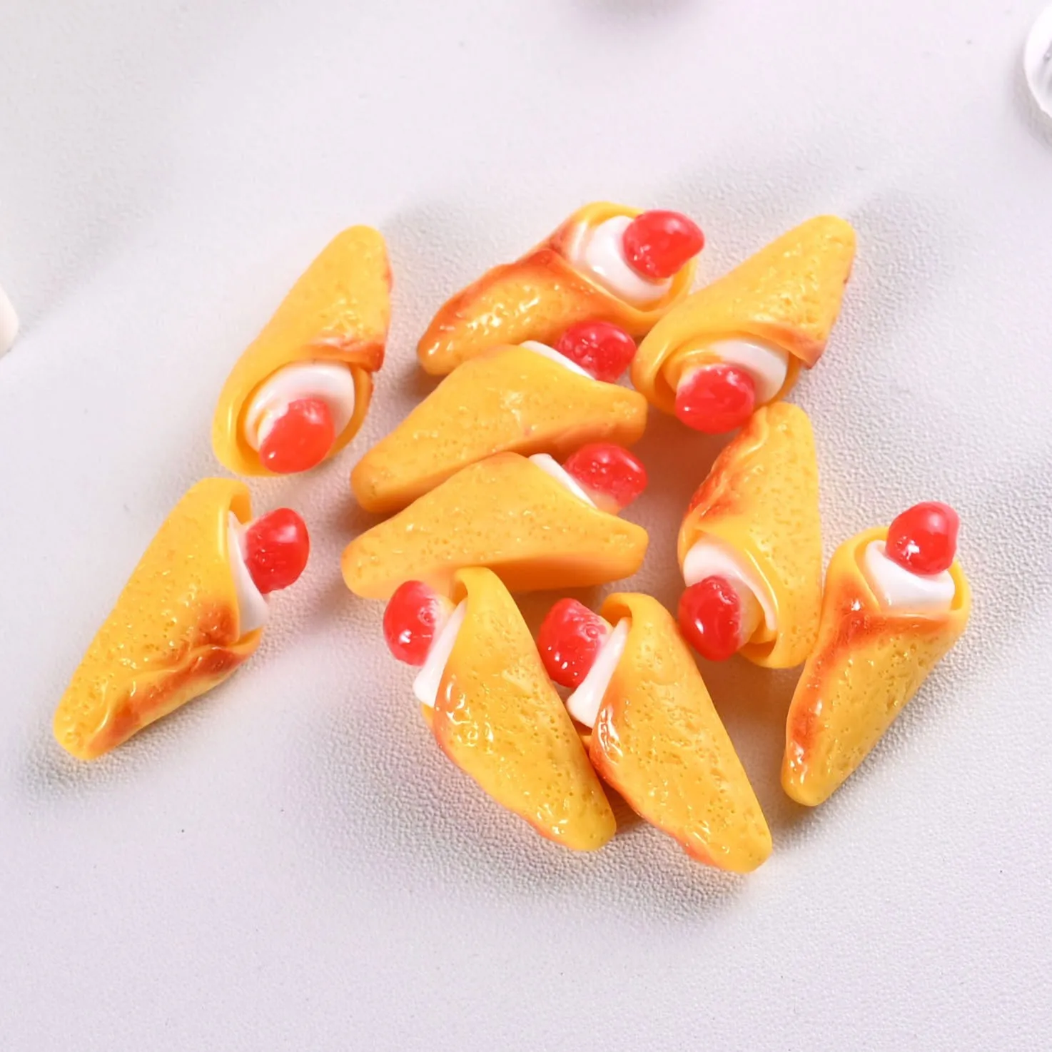 

3pcs Mini Strawberry Bouquet Sandwich Brioche Dessert Food Play Miniature Doll Accessories Simulation Home Decor Decoration